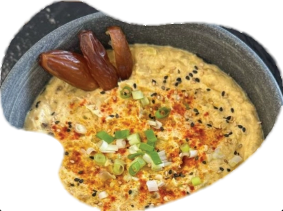 Curry-Dattel-Dip in einer Schüssel und Schnittlauch als Beilage