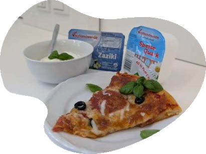 Gesunde Quark-Pizza auf Teller mit verschiedenen Beilagen